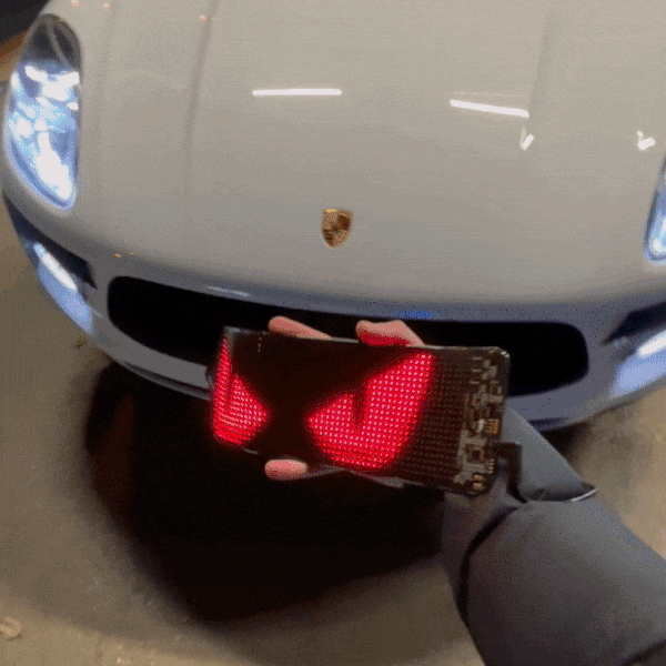 Auto raam emoji LED display